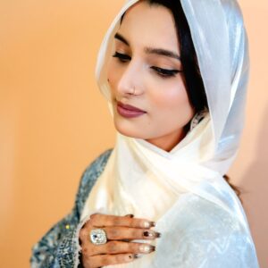 Luxe Shimmer Hijab – Opalescent Pearl