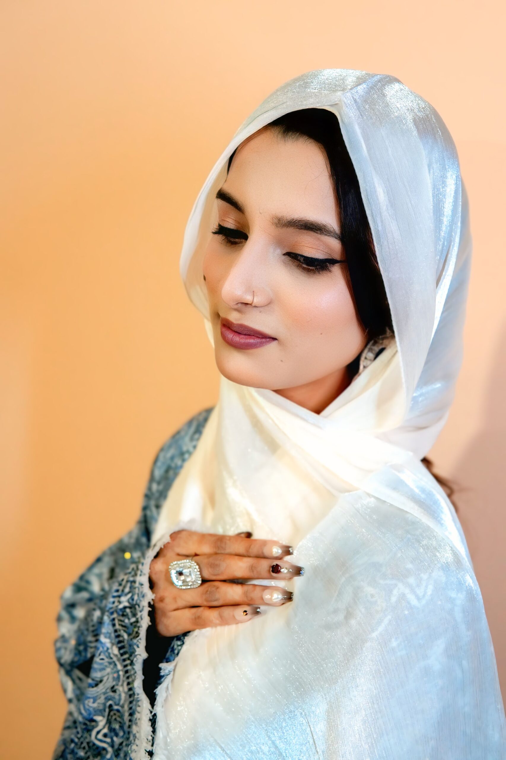 Luxe Shimmer Hijab – Opalescent Pearl